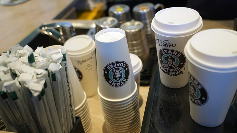 Стакан преткновения: юристы допустили иск Starbucks к Тимати из-за логотипа кофеен