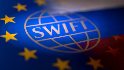 Российские банки отключат от SWIFT: что это значит